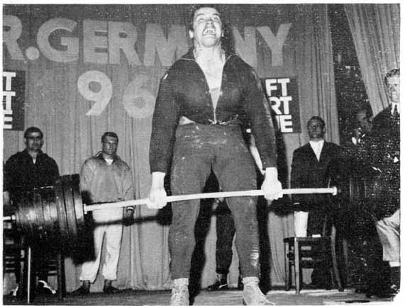arnold-deadlifting